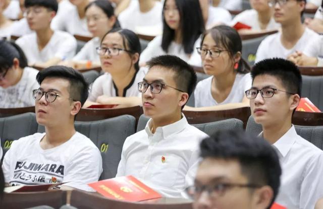 大学生考公务员需要准备什么资料,大学生考公务员需要考什么科目