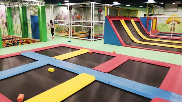 充气城堡和蹦床允许摆放经营吗,蹦床主题乐园经营模式