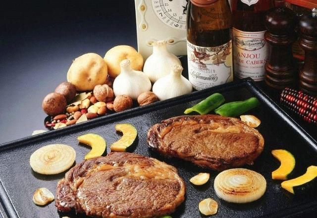 吃西餐时服务员倒的柠檬水 (吃西餐服务员倒的柠檬水是干嘛的)