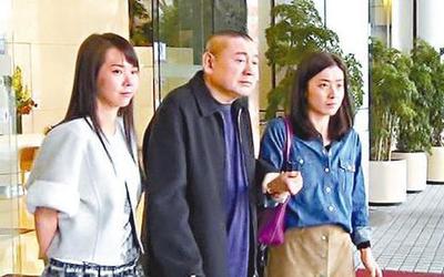 刘銮雄与吕丽君甘比同行,刘銮雄吕丽君逛街港媒