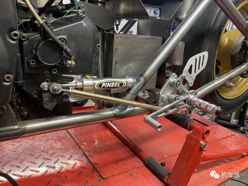 定制|200匹涡轮增压“匪王”变身bobber竞速赛车