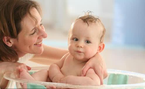 新生儿宝宝有红点怎么回事,新生儿身上红斑能消退么