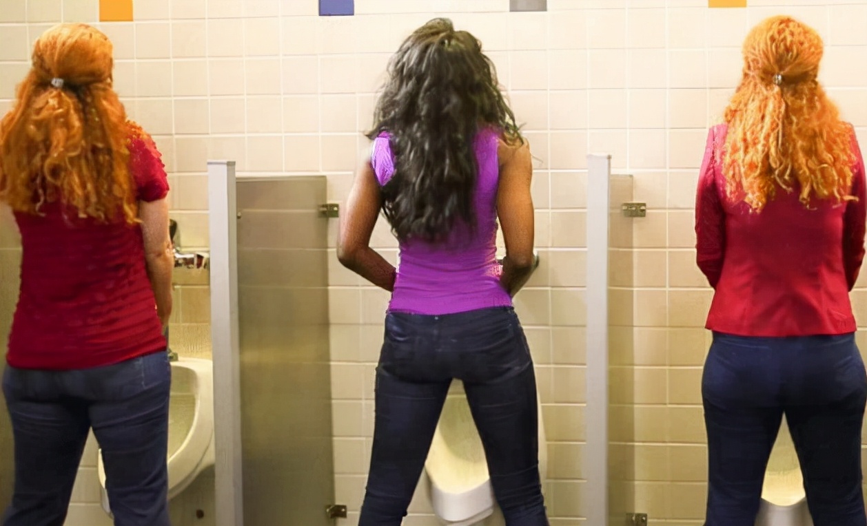 女生洗澡时会站着尿尿吗？别不好意思，看看是对身体有益还是有害