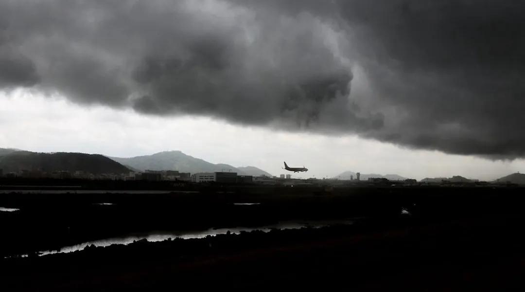 各航空公司机票降价时间,航空公司降薪有多严重