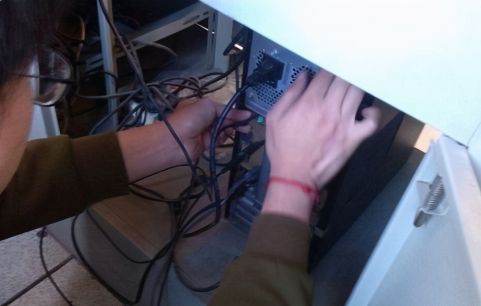 电脑主板坏了怎么换新的,更换电脑主板全过程