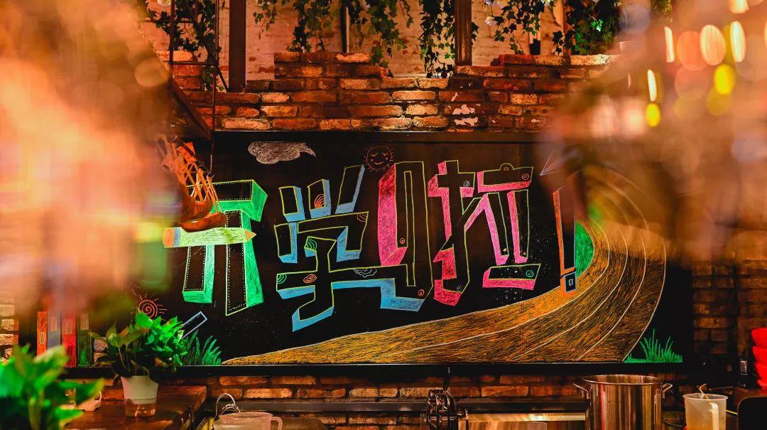 人气爆红的烧烤场，藏在了650㎡的校园课室里