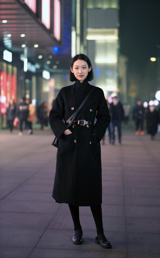 打*裤底**下面不一定配雪地靴，现流行这样穿，时髦洋气，冬季穿很美