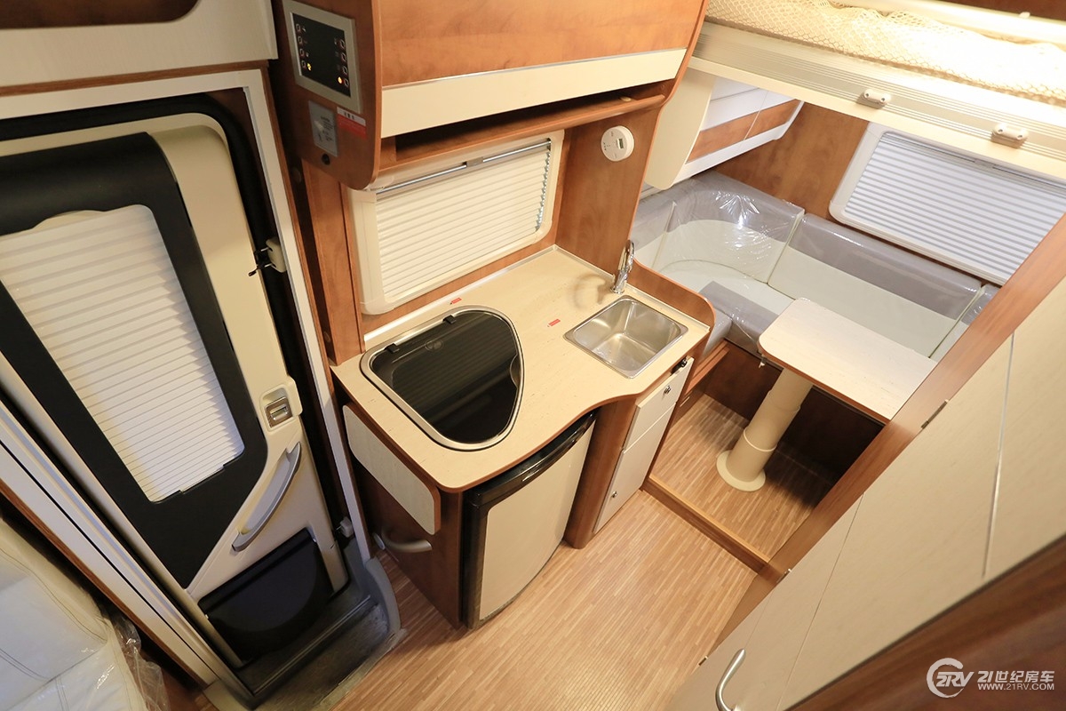 同级别房车谁敢跟它比轻量化！实拍亚特plasy631房车