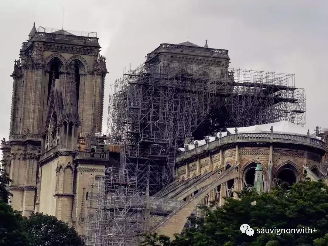 「酿酒师专栏」在拉菲点上蜡烛喝酒我内心是复杂的