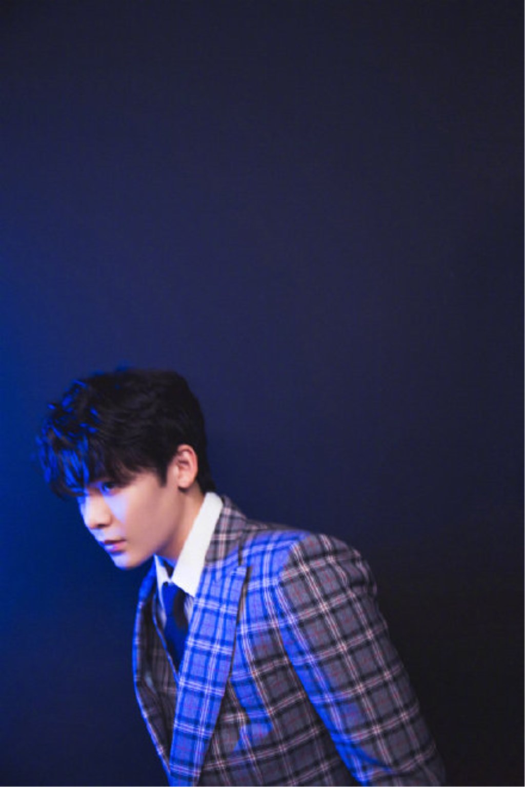 侯明昊时尚盛典视频,2020年侯明昊黑色西装蓝色衬衫