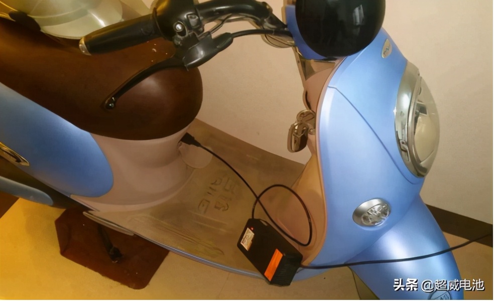 电动车超威电池充电注意事项,超威新电池满电充电器一直绿灯