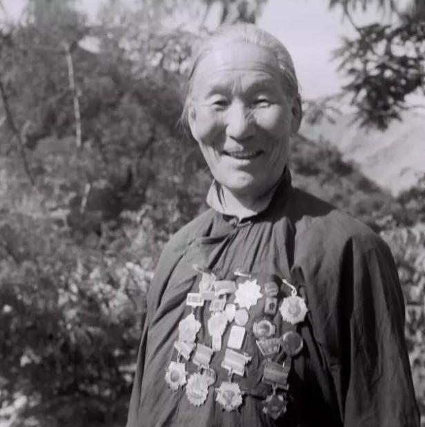 河北一农妇，亲手将3个儿子送上战场，13次被毛主席接见，她是谁