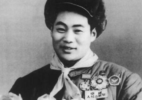 1986年扫地大爷暴露身份,解放后击落美国飞机的老英雄