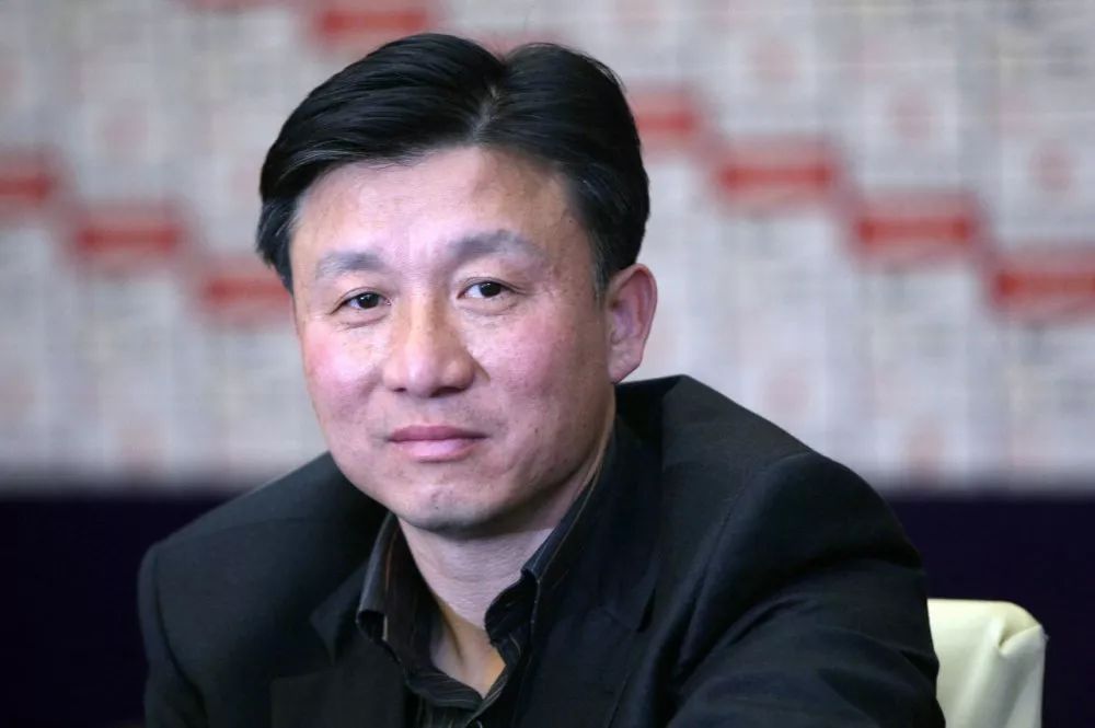 一日足坛动态汇总：小摩托与斯威解约《足球小将》上演现实版