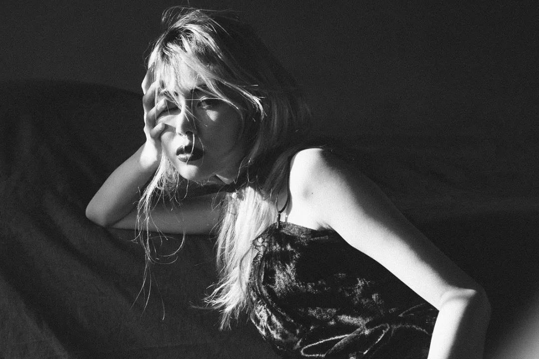 GD的好闺蜜凭又颓又丧的气质，成潮流圈掌上明珠，颜值一般也圈粉