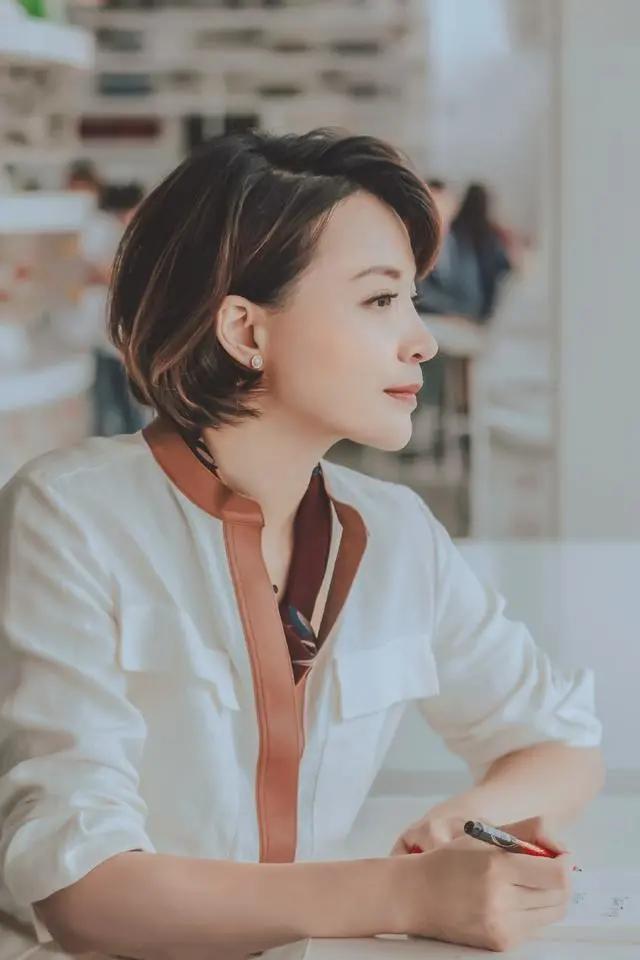 丝巾的11种系法让你时髦整个春季,收腰显瘦中长半身裙丝巾