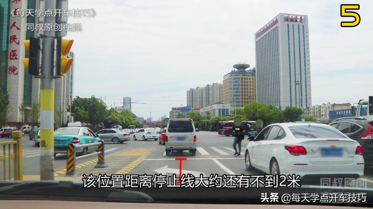 红绿灯路口行人闯红灯用不用礼让,路口遇到红灯怎么解决