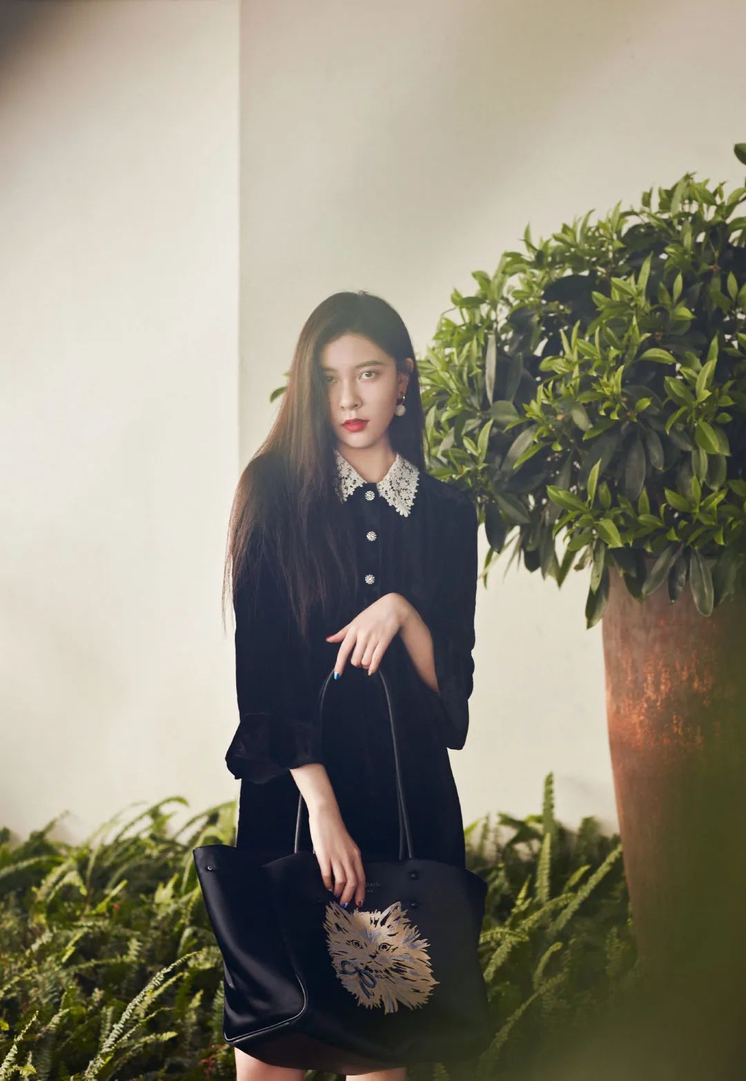 这才爆红一年就这么能“装”了?3w的包一背我都认不出来了…