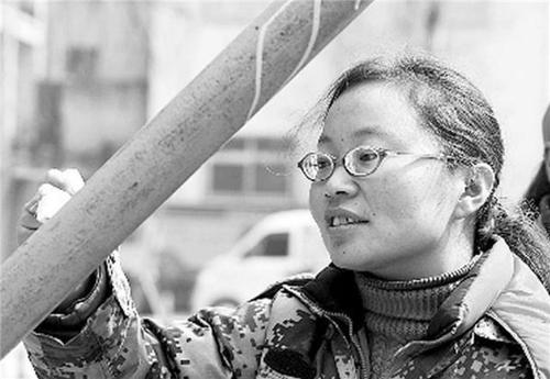 工作不分贵贱曾教授,北大硕士苏黎兰回家当油漆工