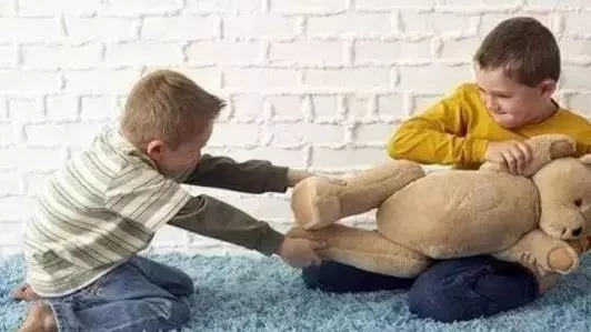 孩子的占有欲全因家长这种做法,趁小赶紧纠正,试试这样引导开解