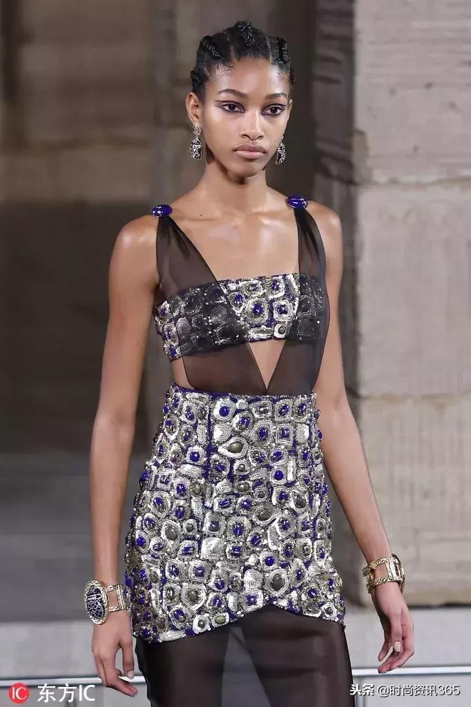 “埃及风”也刮到了时尚圈？CHANEL用金丝银线为你解答！