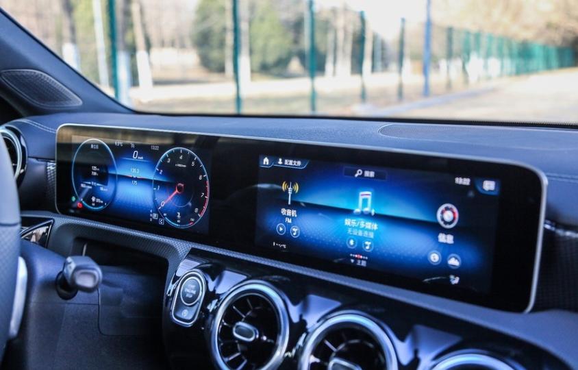 奔驰车主提新车火了,河南一奔驰车主舍不得爱车泡水