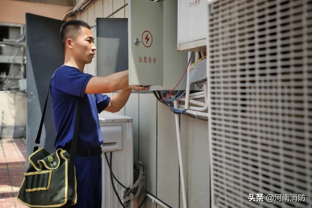 消防站服的斧子带哪一边,消防站红色撬棍