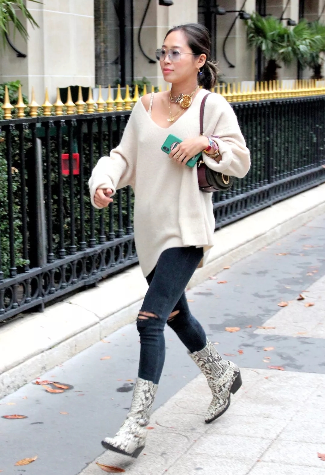 冬季穿毛衣应该如何搭配毛衣链,长款毛衣怎么穿才时髦