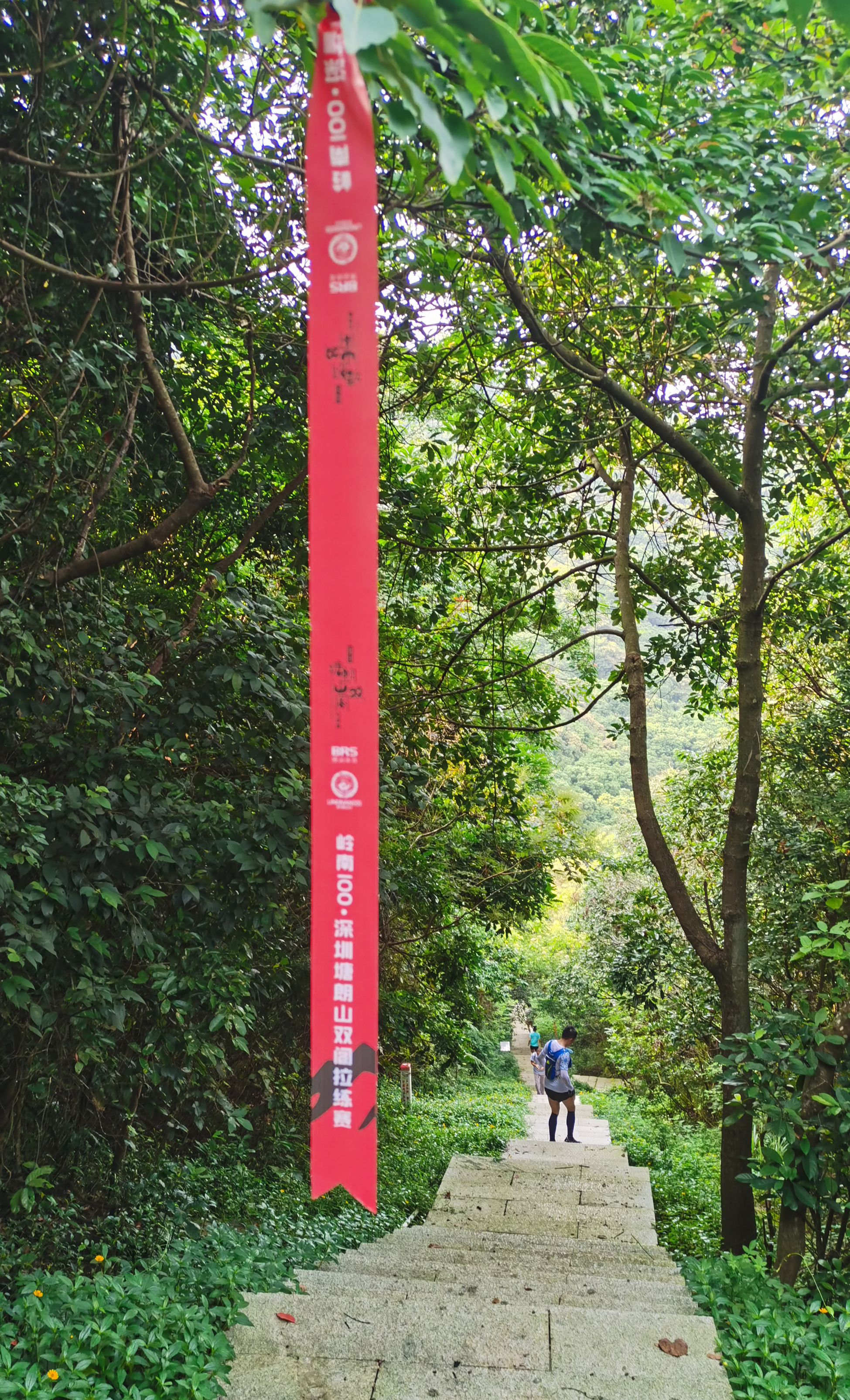 这场越野有指南针奖牌，赛后还有红包拿，满是欢愉和快乐