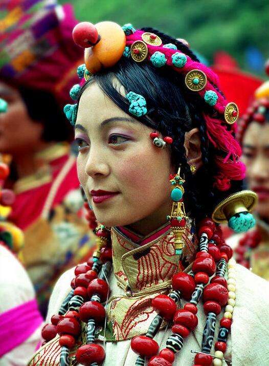 少数民族的首饰为什么多,各个民族的首饰和特点是什么