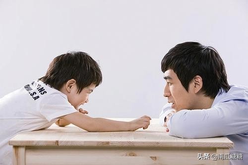 小孩抠手指头皮是缺什么,小孩儿总抠手指头是缺哪种维生素