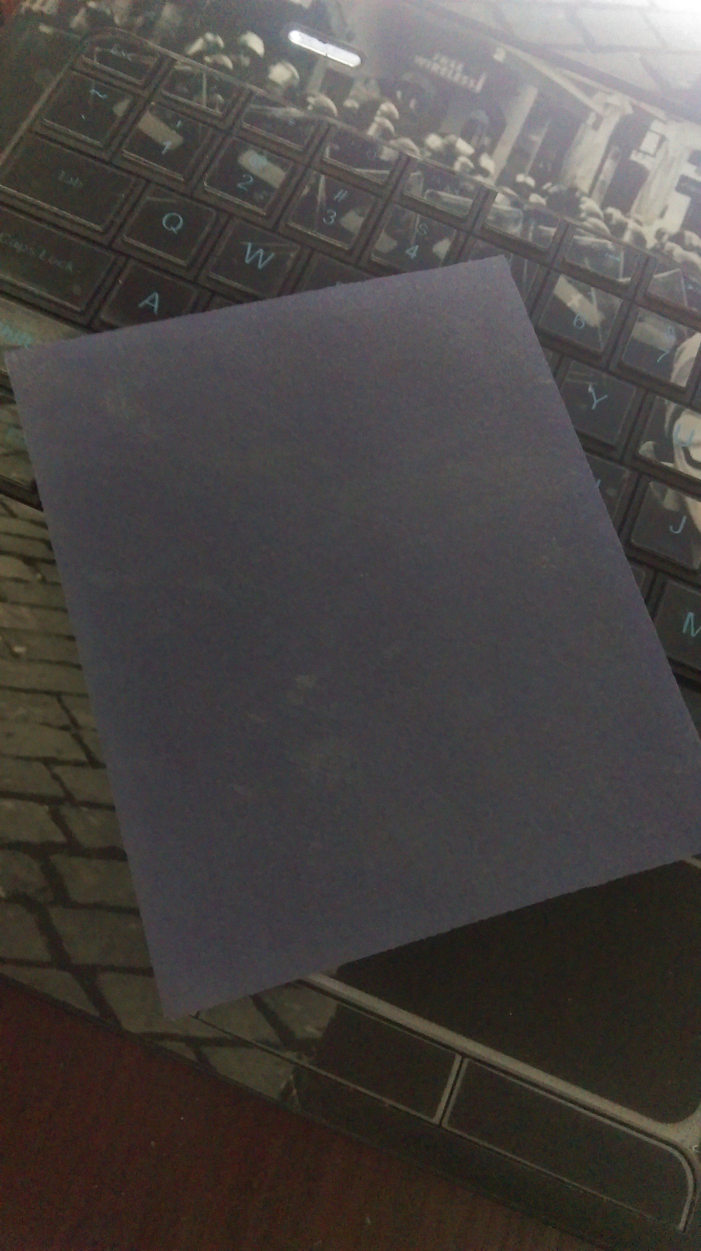 牛人觉得iphone手机颜色不好看于是把后面的漆给磨掉了