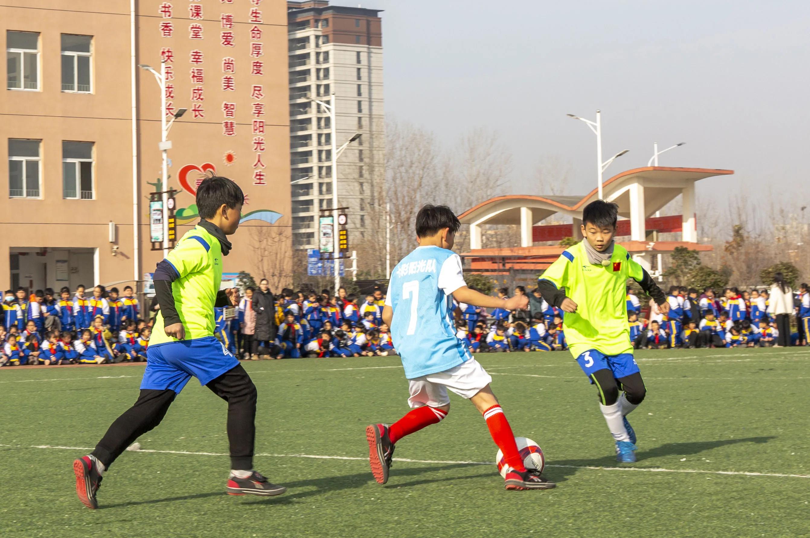 蹇箰瓒崇悆浼存垜鎴愰暱鍏崇埍鐣欏畧鍎跨,瓒崇悆閫佹暀涓嬩埂娲诲姩