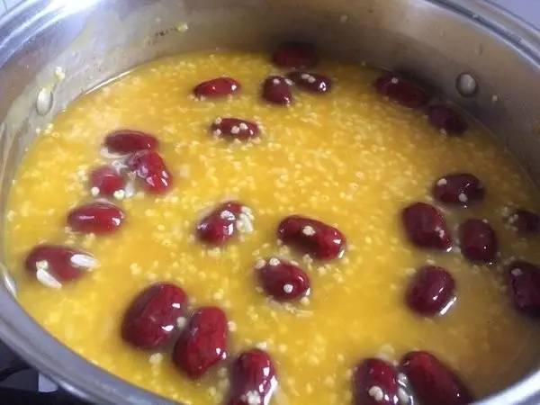 河南9旬奶奶性格开朗不呕气，从不吃营养品，小米红枣粥喝了50年