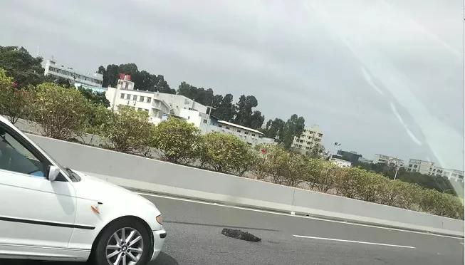 高速上撞到障碍物我应该找谁赔,高速上前方突然有障碍物