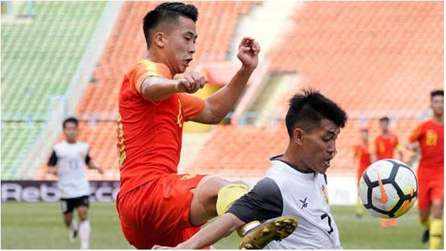 高球商！极限救球助攻张玉宁再替队友吃牌，上港最强新星灵气十足