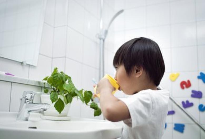 四岁儿童有黑牙怎么办,3岁儿童满口小黑牙元凶并不是糖