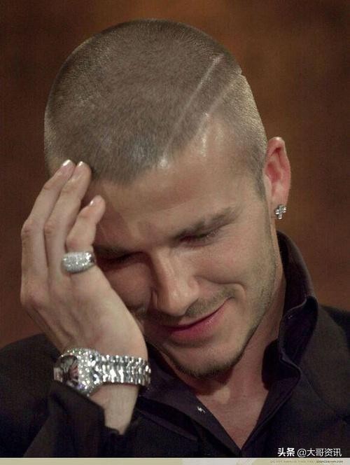贝克汉姆自己在家剃光头,疫情在家剃光头的视频