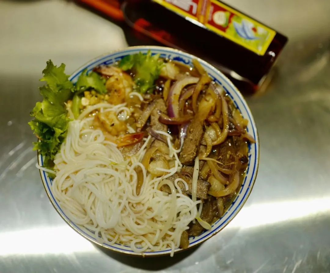 万人定闹钟早起云约早饭，为了去世界各地摆摊卖小吃做准备