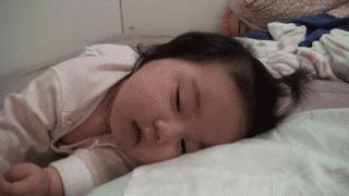 新生儿20天睡觉不踏实哼哼唧唧,五十天宝宝睡觉不踏实老哼哼唧唧