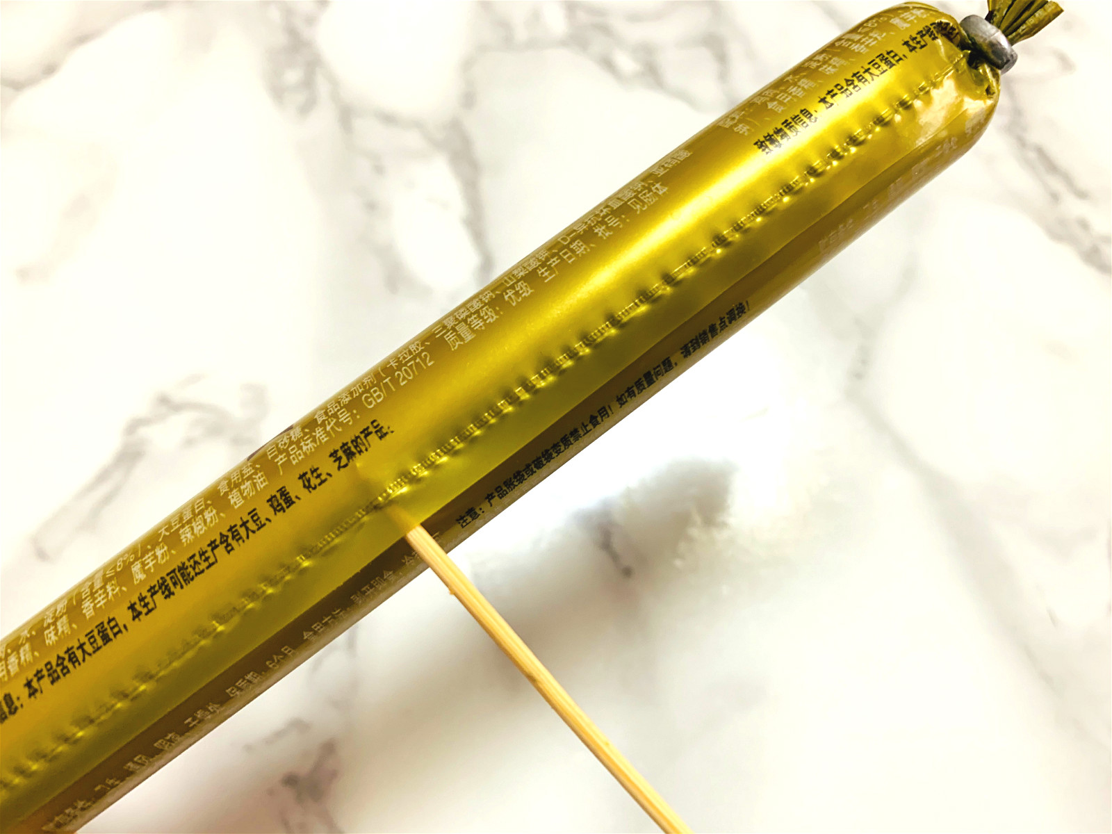 吃了30年的火腿肠，原来金属环下“暗藏玄机”，一转一拉轻松打开