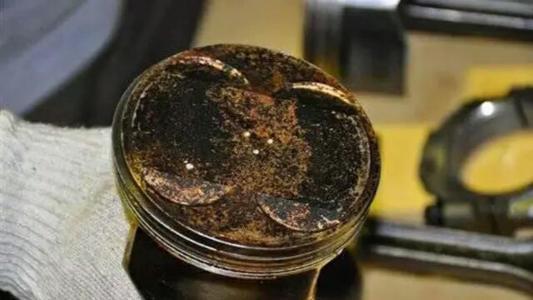 发动机到底该怎么清积碳,不拆发动机如何判断积碳是否严重