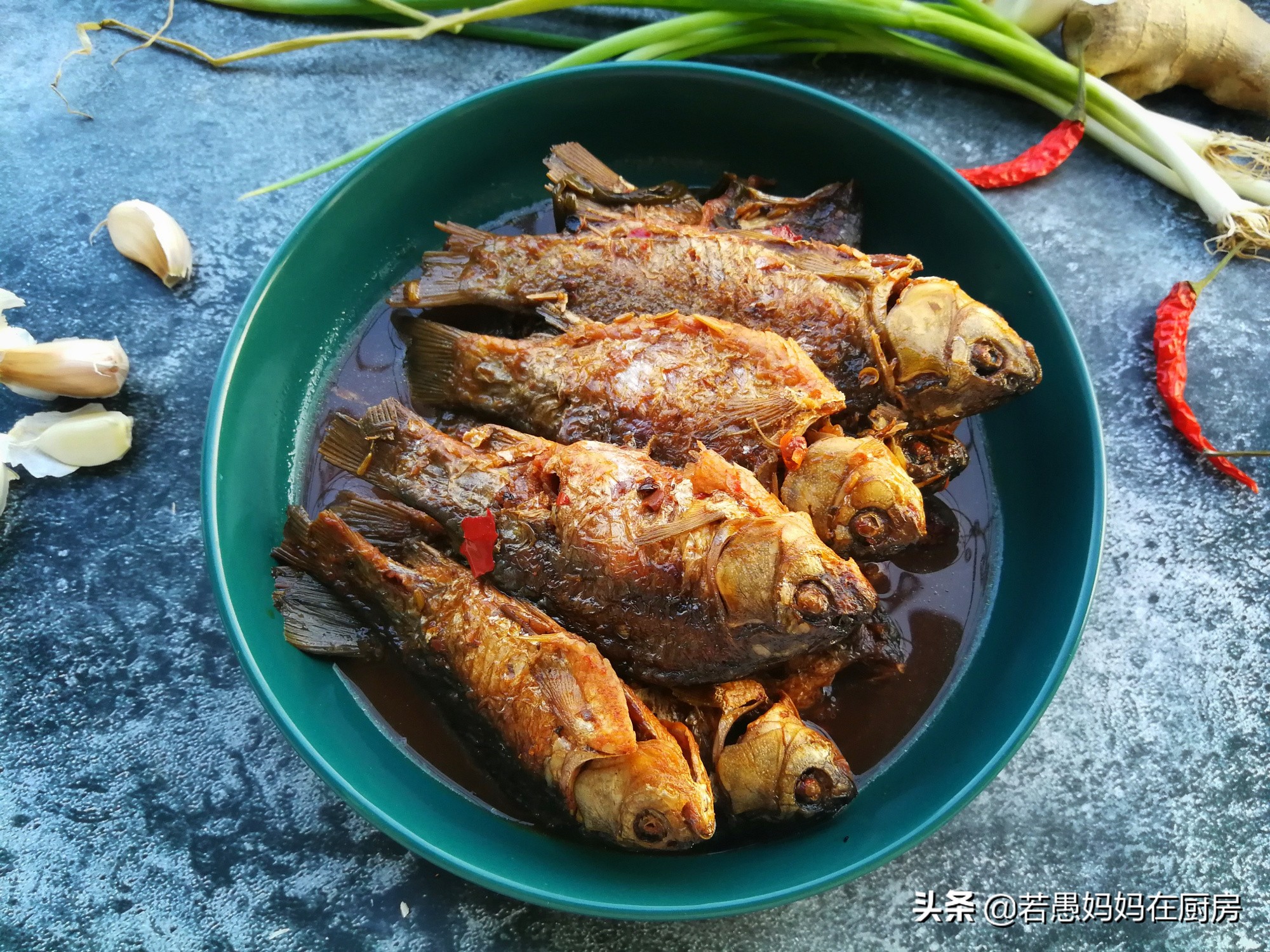 小鲫鱼不油炸怎么炖刺会烂,小鲫鱼怎样烧汤更好吃