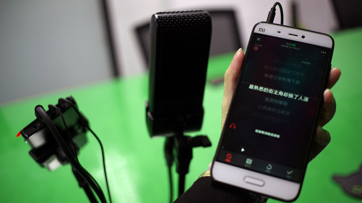 唱歌直播用话筒和耳机就可以吗,唱歌直播用音箱好还是不用好