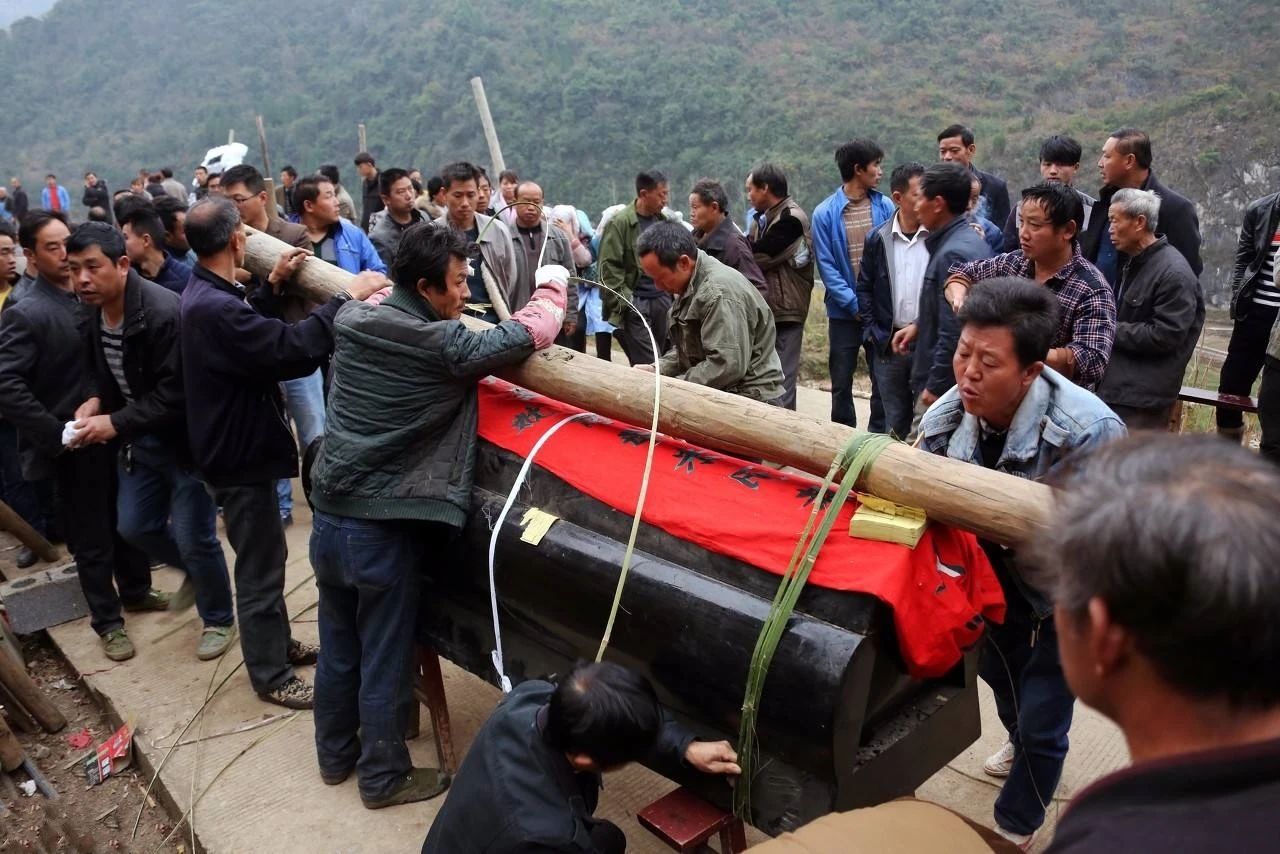 棺材不能落地的由来,棺材入土露出来有什么讲究