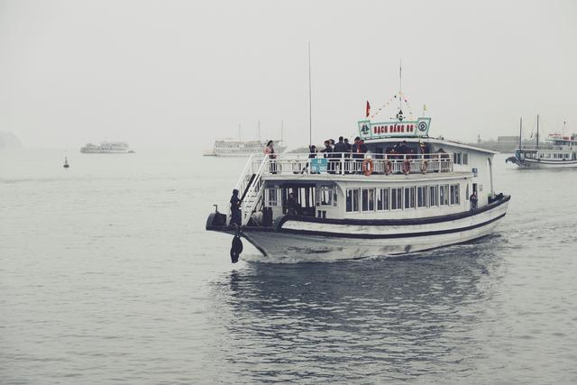 这里虽然风景如画人们生活的却很凄惨没日没夜的追着大船讨生活