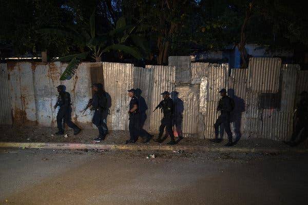 一把美国枪连犯9起谋杀案,成牙买加头号通缉犯,谁来管管美国枪