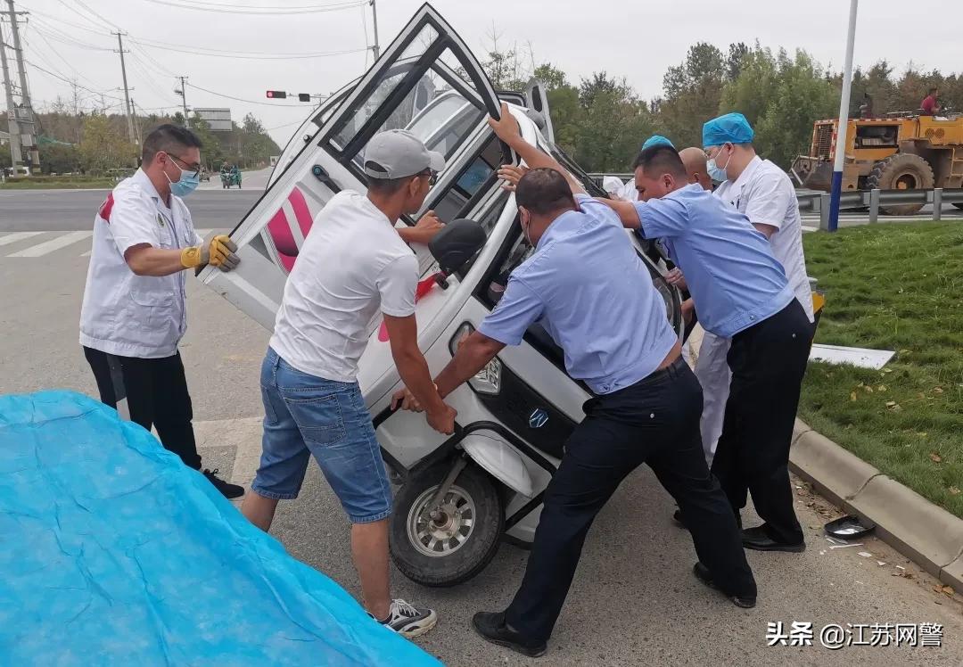 女童手指被砸断民警及时送医,孩子被砸脚趾视频