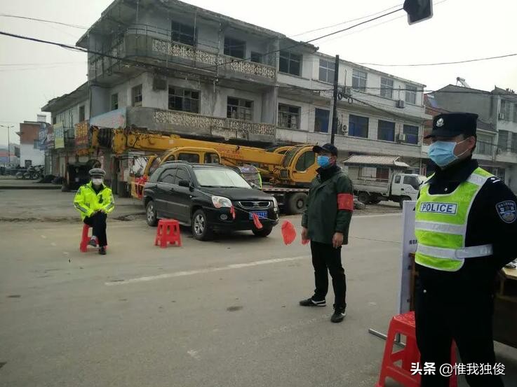 握紧拳头抗击疫情,抗击疫情小手拉大手小学生