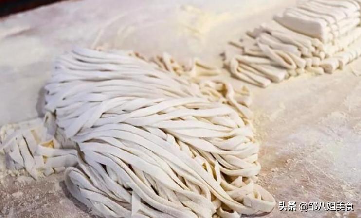 手擀面怎么筋道不粘连,做手擀面里面需要加鸡蛋吗